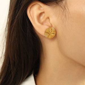 Boucles d'oreilles clous en or, motif éventail sculpté, bijoux minimalistes, boucles d'oreilles tendance - Product Image 4