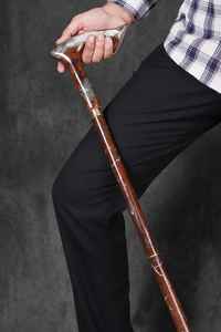 Perfecto para el Uso Diario y Aventuras al Aire Libre, este Bastón de Resina y Madera Ofrece Estabilidad y Comodidad - Product Image 3