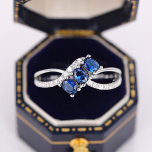 Anello ovale geometrico per donna, gioielli da dito minimalisti ed eleganti - Product Image 5