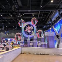 Parc d'attractions pour enfants sur le thème de l'espace, grands toboggans en plastique, jeux interactifs, aire de jeux intérieure pour enfants
