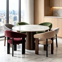 Chaise de salle à manger de luxe haut de gamme en bois massif couleur crème avec accoudoirs rembourrés en velours, conçue pour les halls d'hôtel