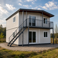 Maison mobile préfabriquée à deux étages avec escalier extérieur en acier et balcon