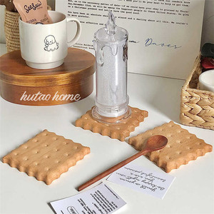 Dongnuo Cookie Shaped Wooden Coaster Set Heat Insulating Placemat For Drink Table Decor - Product Image 1
