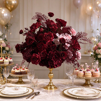 Centre de table artificiel vintage bordeaux, arrangement floral de roses rouges et d'hortensias pour la décoration de table de banquet de mariage