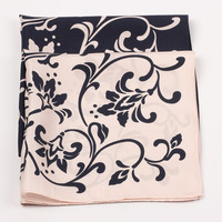 Produits phares 2026 : Pochette de costume pour homme 100% soie, motif floral noir imprimé numériquement, faible MOQ