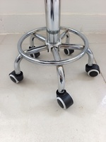 Tabouret de salon pivotant noir avec dossier, réglable en hauteur, sur roulettes