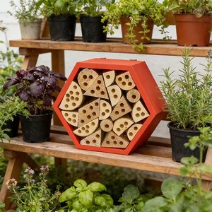 Hotel per Insetti in Legno Massello Eco-Friendly con Design Esagonale e Gancio per Appendere, Rifugio per Api Solitarie e Coccinelle da Giardino - Product Image 1