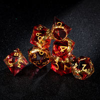 Ensemble de 7 dés en résine faits à la main à bords tranchants avec inclusions d'anneaux dorés pour cadeau de joueur de DND RPG