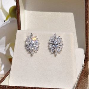 Orecchini a Perno in Oro Bianco con Cristalli Taglio Marquise, Strass a Forma di Stella, Montatura a Griffe, Gioielli Classici da Donna per Matrimonio - Product Image 1