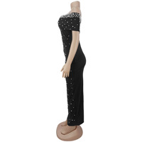 Robe longue noire moulante à épaules dénudées, ornée de perles et de strass, avec col plissé et fente arrière, idéale pour les soirées formelles et les mariages (invitée)