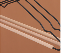 Échantillon personnalisé léger manteau gratuit avec logo BAS quantité minimale de commande OEM nouveaux cintres en métal à épaules larges cintres en bois de qualité supérieure