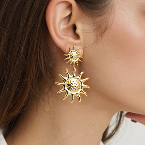 Pendientes colgantes con forma de sol de aleación de zinc chapados en oro de 18 quilates para mujer, pendientes colgantes de moda - Product Image 1