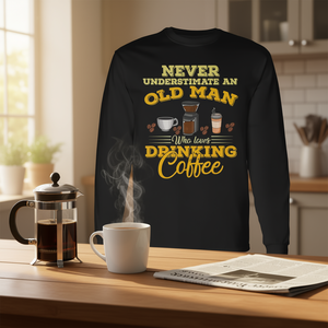 Camiseta de manga larga con estampado de nevera: Nunca subestimes a un anciano que ama beber café - Product Image 3