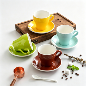 Vente en gros <span class=keywords><strong>de</strong></span> tasses à latte en céramique en forme <span class=keywords><strong>de</strong></span> tulipe <span class=keywords><strong>de</strong></span> 350 ml avec soucoupe, logo personnalisé, tasse à cappuccino en porcelaine pour les fournitures des baristas des cafés - Product Image 1