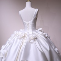 Robe de mariée de luxe en satin à col carré, robe de mariée taille plus, robe de bal, robe de mariée avec pétales de fleurs 3D