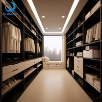 Système de rangement moderne pour dressing contemporain de luxe avec îlot central et conception de plan personnalisée pour maisons haut de gamme