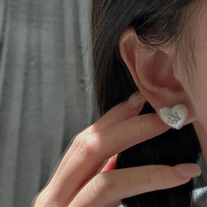 Boucles d'oreilles pendantes en forme de cœur brossé en argent pur S925, design vintage et original, style français simple et tendance - Product Image 2