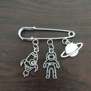 Escape From The Earth, mignon ovni, astronaute spatial, fusée, planète, astronaute, univers, étoiles, broche en métal pour Astrophile - Product Image 2