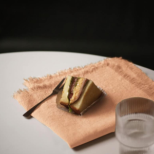 Serviettes en tissu faites à la main de haute qualité personnalisables et réutilisables pour un usage domestique imprimées sur mesure pour les mariages caractéristique jetable - Product Image 1