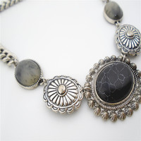 Collier chaîne à maillons en alliage de zinc plaqué argent antique traditionnel pour femme avec design statement en matrice noire