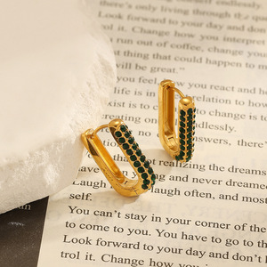 Pendientes Huggie de yunnique con forma geométrica de diamante verde chapados en oro para mujer - Product Image 3