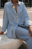 Camicia Oversize in Denim Chiaro da Donna con Bottoni Decorativi Iconici Dorati, Giacca in Jeans con Spalle Cadenti