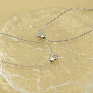 Lincy 26 lettere inglesi semplice piccolo cuore ciondolo collana a forma di amore iniziale a Z in acciaio inox spina di pesce collana - Product Image 6