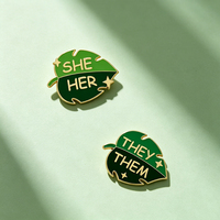 Pin Enamel Grosir Stok Banyak OEM ODM Pabrik Langsung Bros Kustom Pin Kerah Berbentuk Daun (Termasuk Katalog Terinspirasi Anime)