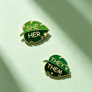 Pins de esmalte al por mayor, en stock, OEM ODM, directo de fábrica, broche personalizado, pin de solapa con forma de hoja y pronombre (Incl.) Catálogo Inspirado en el Anime) - Product Image 2