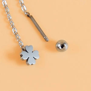 Boucles d'oreilles pendantes tendance en acier titane à tige fine, motif trèfle à quatre feuilles/couronne/cœur/sourire/petite marguerite, pour la vente en gros - Product Image 6