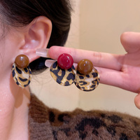 Boucles d'oreilles clous géométriques en alliage Maillard imprimé léopard, style rétro vintage français, design de niche haut de gamme, uniques pour femme