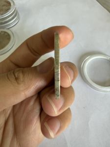 Lussuosa statuetta personalizzata in metallo a forma di moneta con immagini di teste umane per l'arredamento della casa - Product Image 5