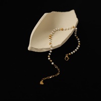 Bijoux faits main délicats, style bohème, bracelet en acier inoxydable plaqué or 18 carats avec chaîne à maillons et perles en verre blanc pour femmes et filles