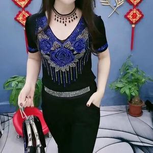 Женская летняя футболка с V-образным вырезом и блестками - Product Image 2