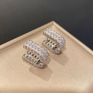 Orecchini a Cerchio a Doppia Fila a Forma di U per Donne, Design Geometrico Elegante, Gioielli di Moda per Uso Quotidiano - Product Image 1