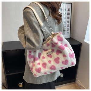 Sac à bandoulière en peluche pour femme, fourre-tout, <span class=keywords><strong>portefeuille</strong></span> en fourrure avec amour, tendance hiver 2022 - Product Image 2