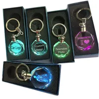 गर्म बिक्री कस्टम प्रकाश के साथ सस्ता उपहार सस्ते एलईडी क्रिस्टल keychains keyrings कार ब्रांड लोगो
