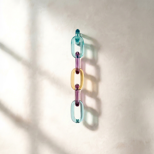 Escultura Artística de Cadena de Eslabones de Resina, Diseño Irregular en Morado, Rojo y Dorado, Decoración de Pared de Lujo - Product Image 1