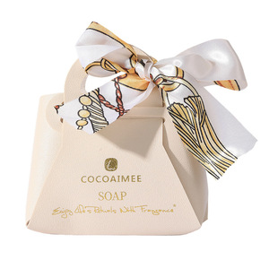 Savon Parfumé au Sel Marin Ocean Breeze Essence 252g avec Emballage Sac à Main Bleu Marine et Foulard Imprimé pour le Bain Quotidien - Product Image 3