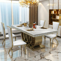 Table à manger moderne de luxe avec cadre en métal doré et plateau rectangulaire en marbre assemblé