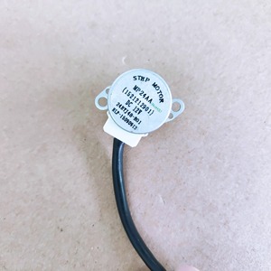 Motor paso a paso MP24AA 12V DC 2 fases híbrido para aspas oscilantes de aire acondicionado - Product Image 1