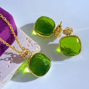 Collana alla Moda con Ciondolo a Forma di Bottiglia di Profumo in Cristallo Placcato Oro, Gioielli Originali e Trendy - Product Image 3