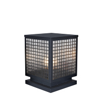 Lampe de poteau extérieure moderne avec diffuseur globe et accent décoratif montagne