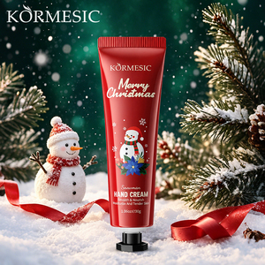 KORMESIC ครีมทามือกลิ่นคริสต์มาส 30 กรัม รูปตุ๊กตาหิมะ บำรุงผิวชุ่มชื้น นุ่มนวล สดชื่น ผลิตภายใต้แบรนด์ของคุณเอง (OEM) - Product Image 1