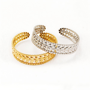 Bracelet manchette en acier titane ajouré à feuilles gaufrées pour femme, électroplaqué, bijoux de mode pour le bureau et la carrière, vente en gros pour fabricants - Product Image 3