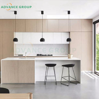 Meuble de cuisine sur mesure de luxe avec éclairage intelligent à capteur et quincaillerie à fermeture douce