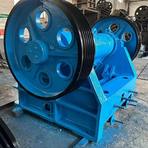 Trituradora de mandíbulas portátil con capacidad de 15t/h y motor azul para trituración de rocas - Product Image 3