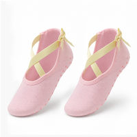 Chaussettes pour femmes de haute qualité OEM ODM avec logo personnalisé, chaussettes de yoga avec grip en silicone, chaussettes de pilates