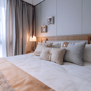 Ensemble de chambre à coucher Orangefurn, solution tout-en-un, design moderne asiatique, personnalisé, capitonné, avec lit king/queen, armoire, table de chevet - Product Image 1