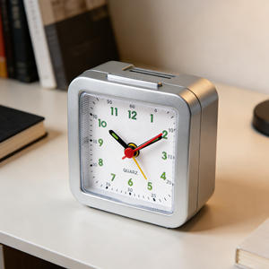 Réveil numérique carré en plastique argenté de 3 pouces avec fonction anti-répétition - Product Image 3